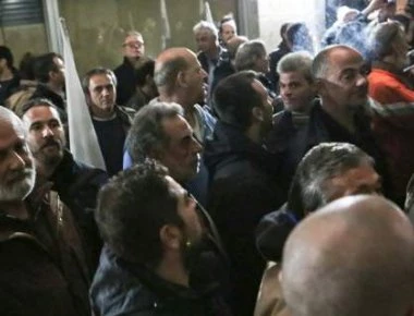 Μέλη του ΠΑΜΕ μπήκαν στο υπουργείο Οικονομικών